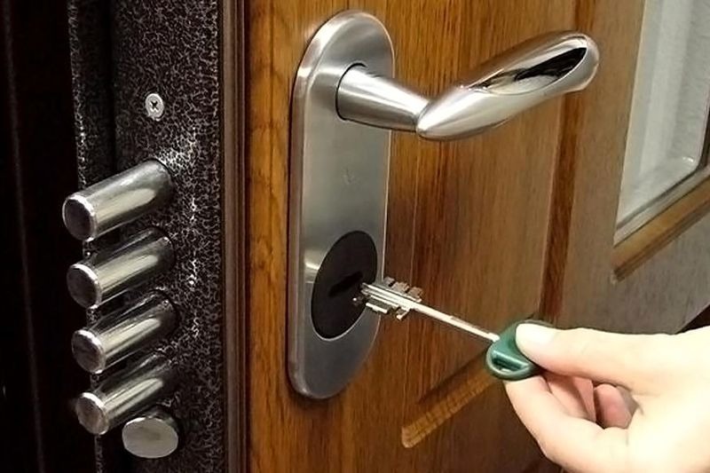 Замена замка на входной металлической двери в квартире